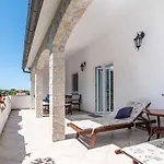 Tina Pula