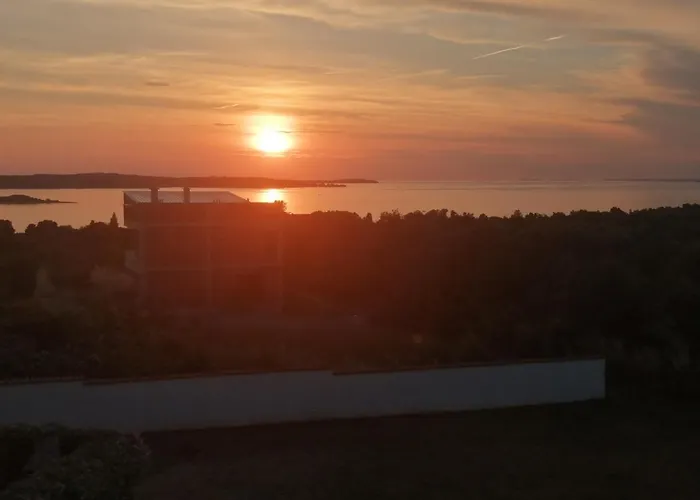 Tina 아파트 풀라