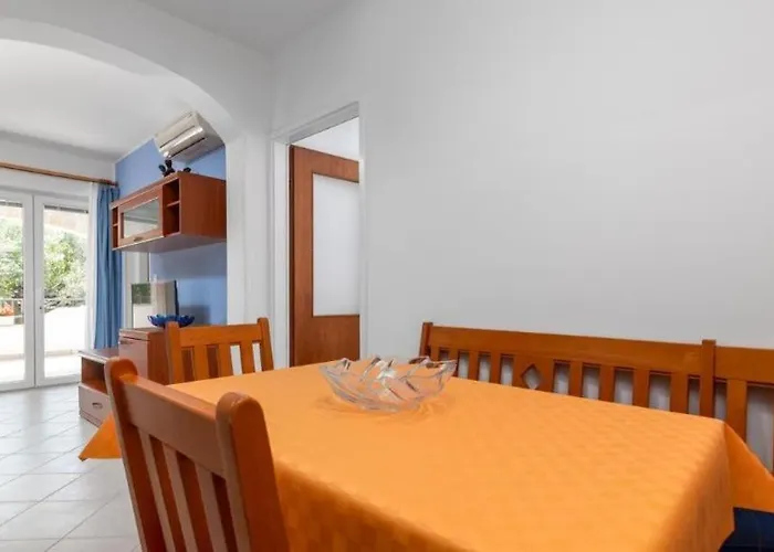 Tina 아파트 풀라